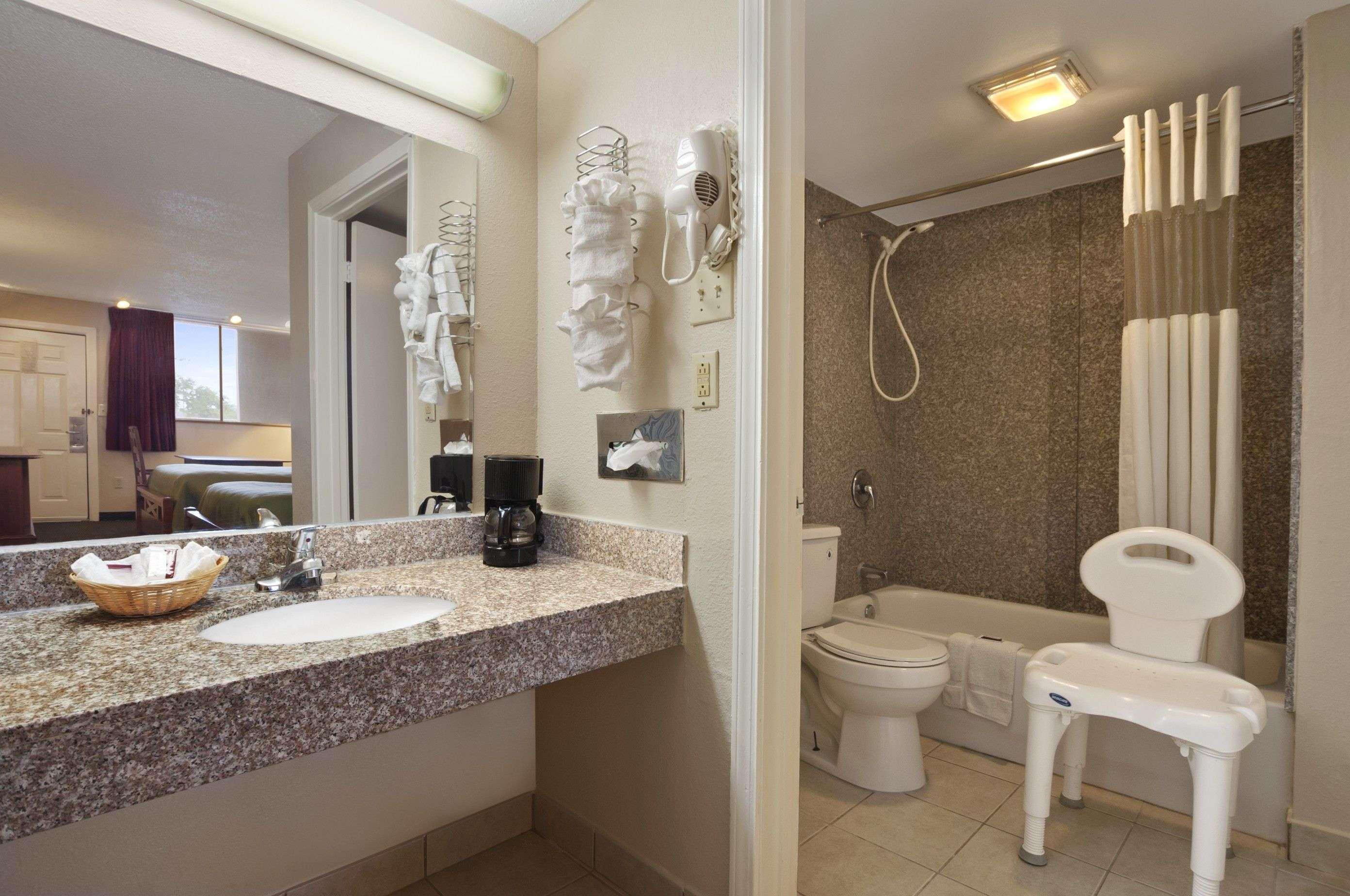 Travelodge By Wyndham New Orleans Harvey Hotel Esterno foto